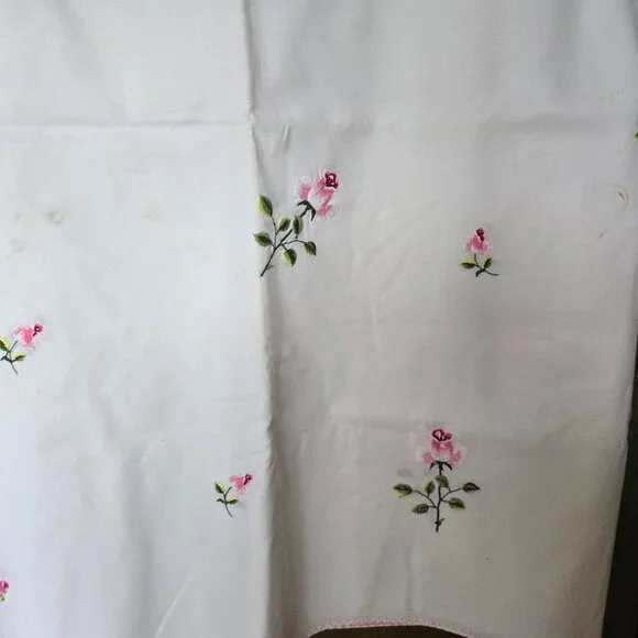 Beautiful Long Roses Embroidered Tablecloth - Never used - Picture 4 of 4